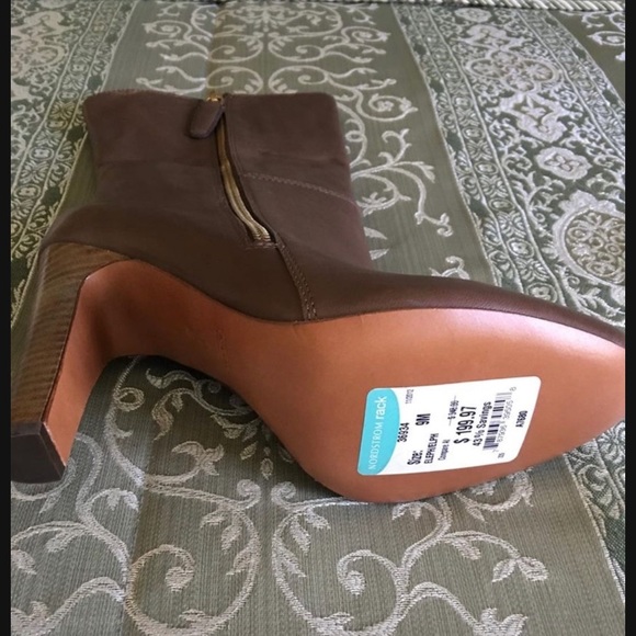 COACH “HALIA” LOGO EMBOSSSED STACKED HEEL LEATHER ANKLE BOOTS SIZE 9 BNWT - Picture 7 of 13
